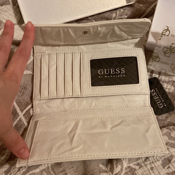 Guess white wallet new with box with tags - Picture 5 of 9